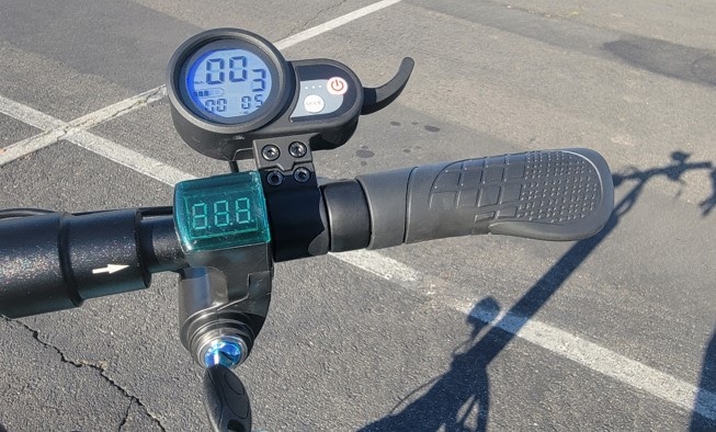 Emove Cruiser Collapsible handlebars volt meter throttle display with three speed settings